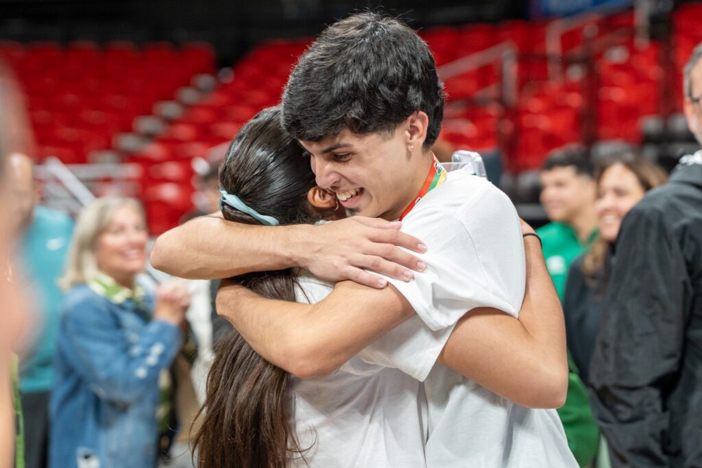 diana y felipe trujillo se abrazan tras ganar oro en el voleibol de la liga atlética interuniversitaria.jpeg (darío rodríguez iq]