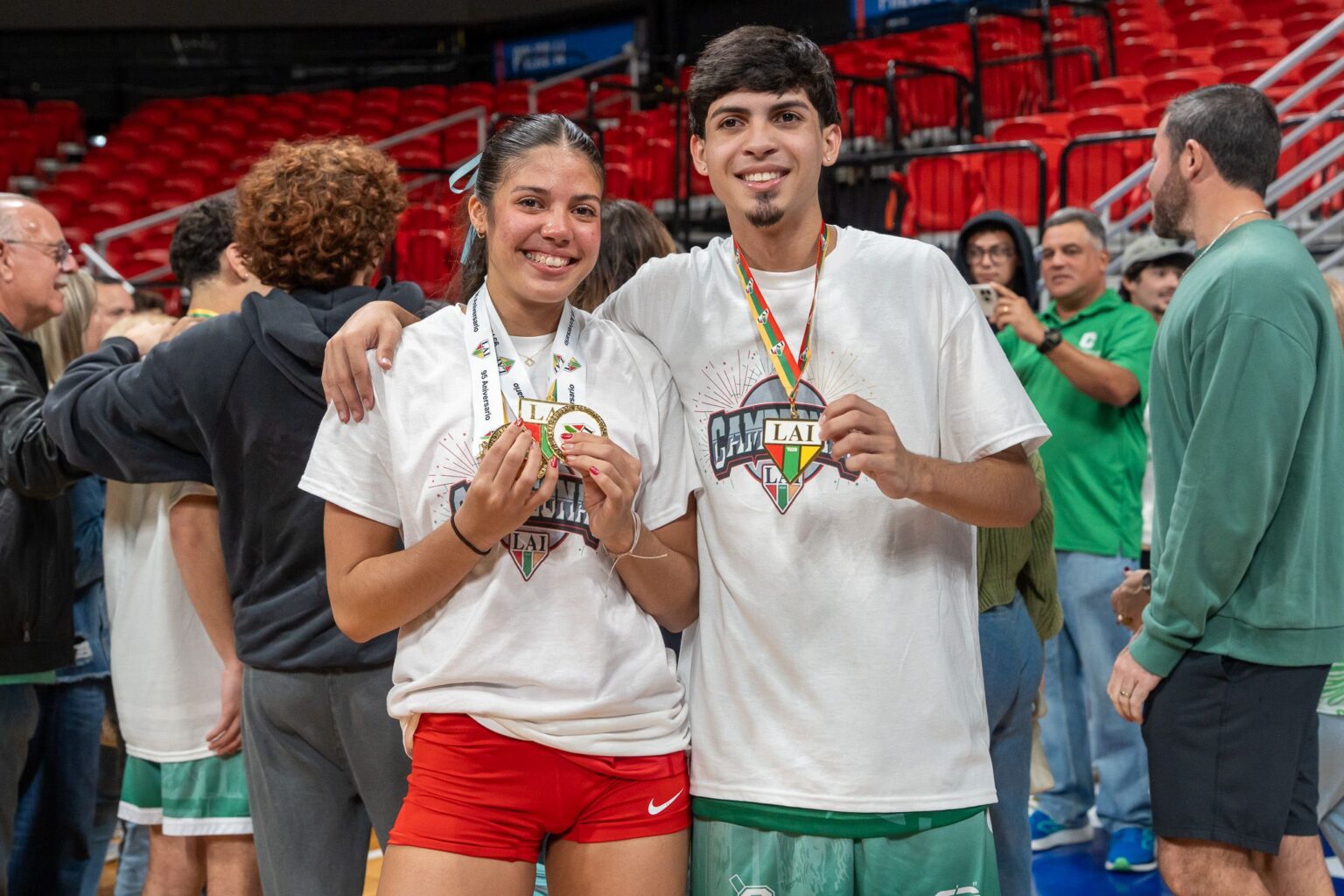 diana y felipe trujillo sonrien con sus medallas de oro en el voleibol de la liga atlética interuniversitaria.jpeg (darío rodríguez iq)