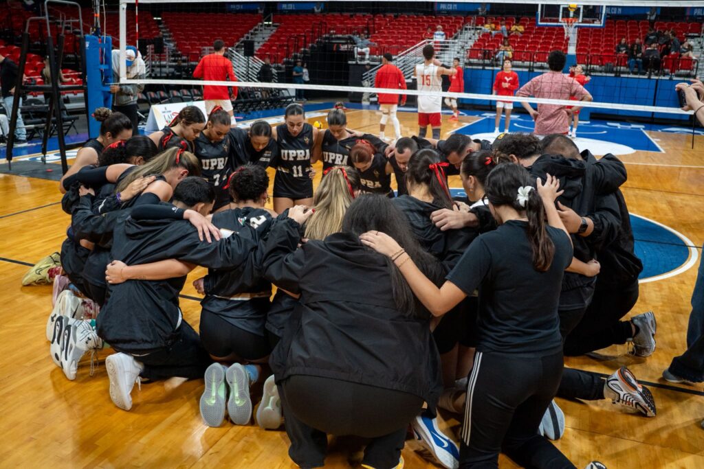 el equipo se reunió en oración luego de conquistar la victoria frente a la upr de mayagüez.jpeg (ariana rodríguez lai)