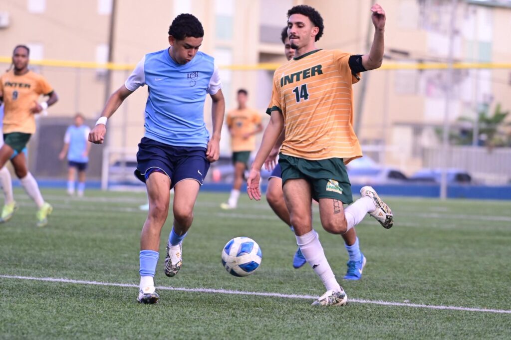 es irónico. a pesar de perder el campeonato los vaqueros de la upr bayamón fueron reconocidos por la fanaticada en la academia quintana. (jorge colón lai)