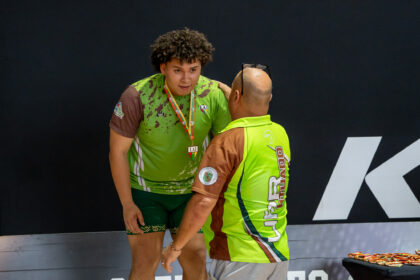jonathan castro rosado es premiado por su director atlético alexieyi rivera. (dario rodríguez lai)
