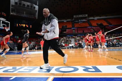 juan carlos núñez y las taínas de a uagm ganan el primer partido de la serie final del voleibol de la lai.jpeg (jorge colón lai)