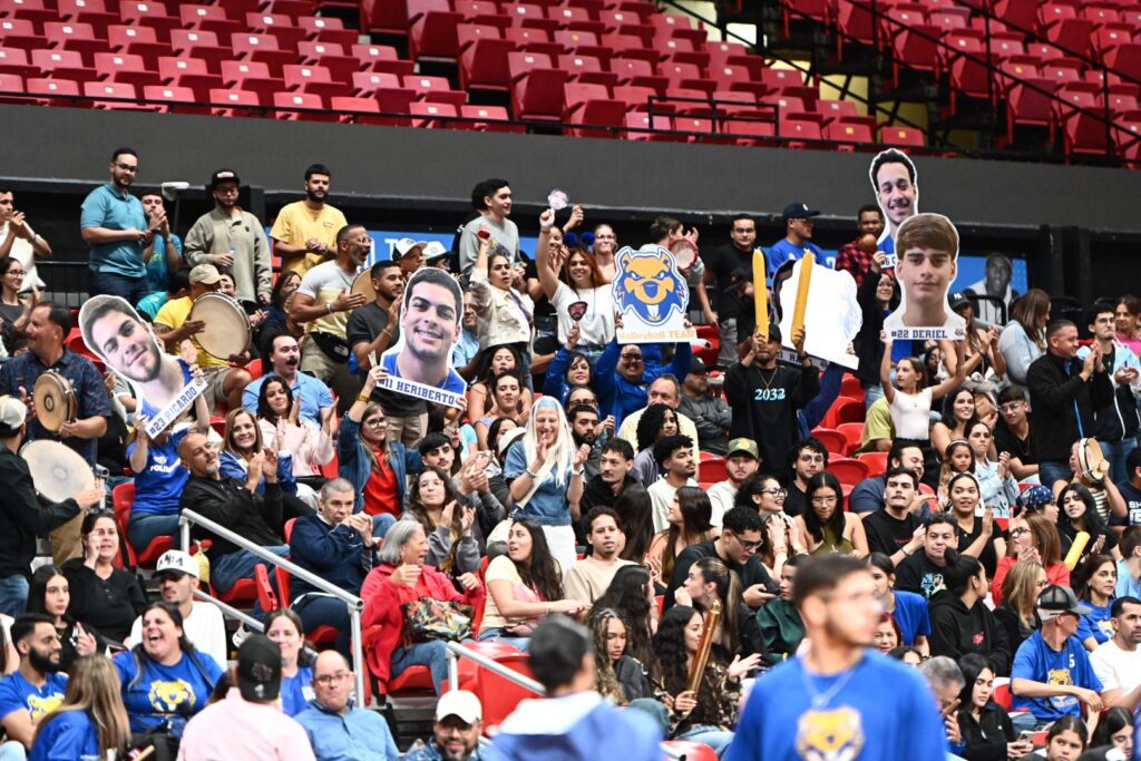 la fanatciada de la politécnica se dejó sentir en el coliseo roberto clemente.jpg (jorge colón lai)