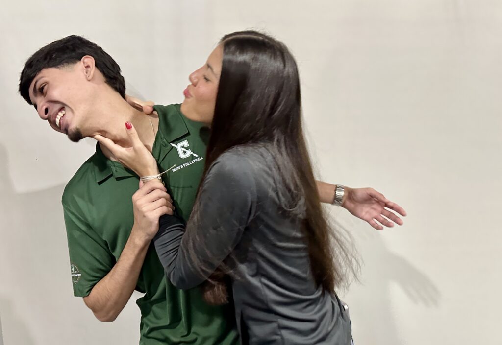 la hermana del medio y taína de la uagm diana le hace travesuras a su hermano menor que está en la final con la uprd de mayagüez. (z. acosta lai)