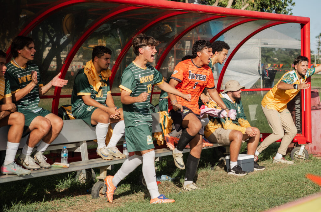 la uipr celebra su clasificación a la final de fútbol de la lai. (ariana rodríguez lai)