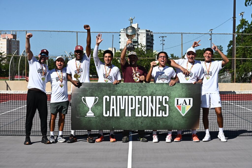 las delfines de la usc alzan la copa de campeón por segundo año consecutivo en el tenis de la lai.jpg (jorge colón lai)