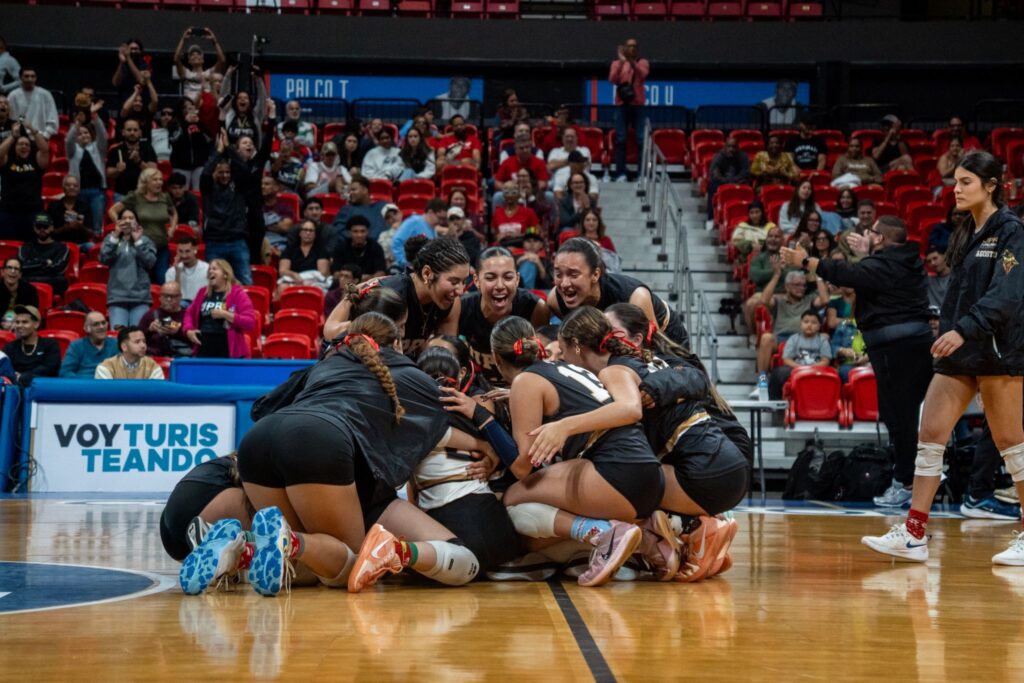 las lobas de la upr de arecibo ganan su primera medalla en el voleibol de cancha de la lai.jpeg (ariana rodríguez)