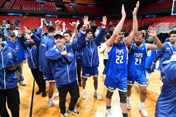 los castores de la politécnica celebran su victoria frente a su fanaticada.jpeg (jorge colón lai)