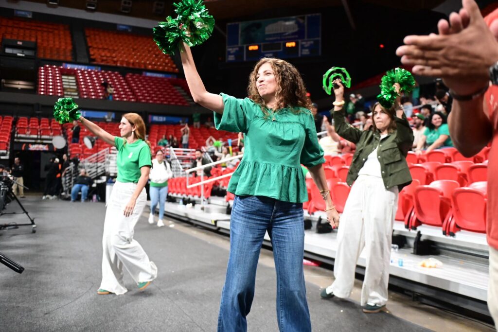 madres colegiales animando a la fanaticada de la upr de mayagüez.jpeg (jorge colón lai)