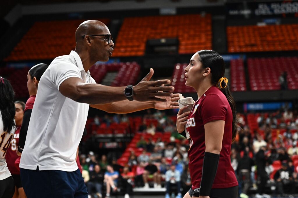 ramón lawrence dando instrucciones a una de sus jugadoras para luego salir con la victoria en cinco parciales. peg (jorge colón lai)