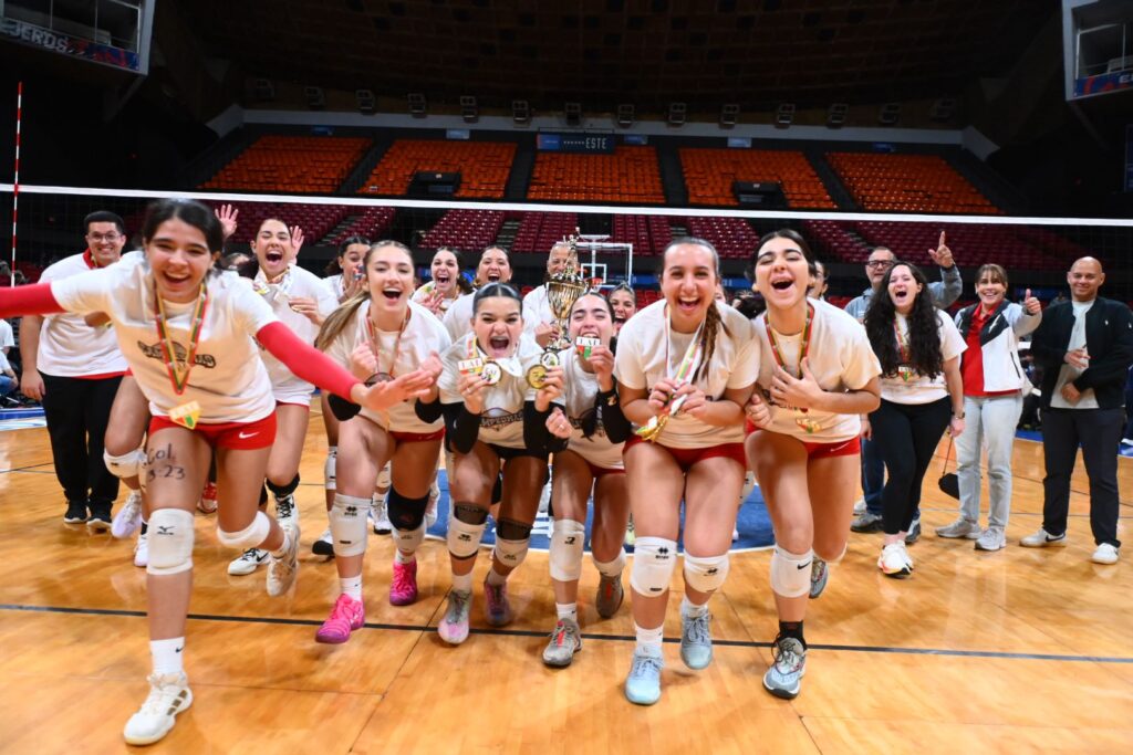 son seis veces campeonas las taínas de la uagm en voleibol.jpeg (jorge colón lai)