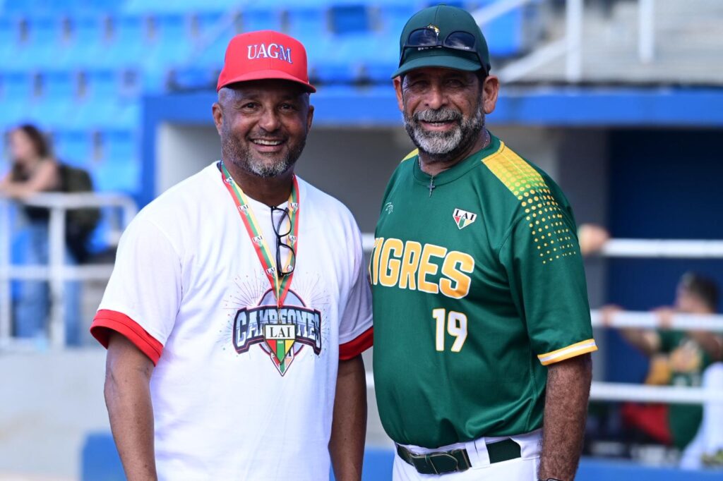 edwin roman de la uagm y Ángel victor martínez de la uipr los dirigentes finalistas del béisbol de la lai.jpeg (jorge colón suministrada)