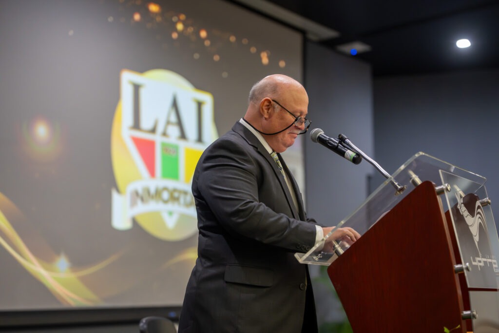 el comisionado de la lai, jorge o. sosa, emocionado dando su mensaje en la 4ta exaltación al recinto de los inmortales de la lai. (dario rodríguez)
