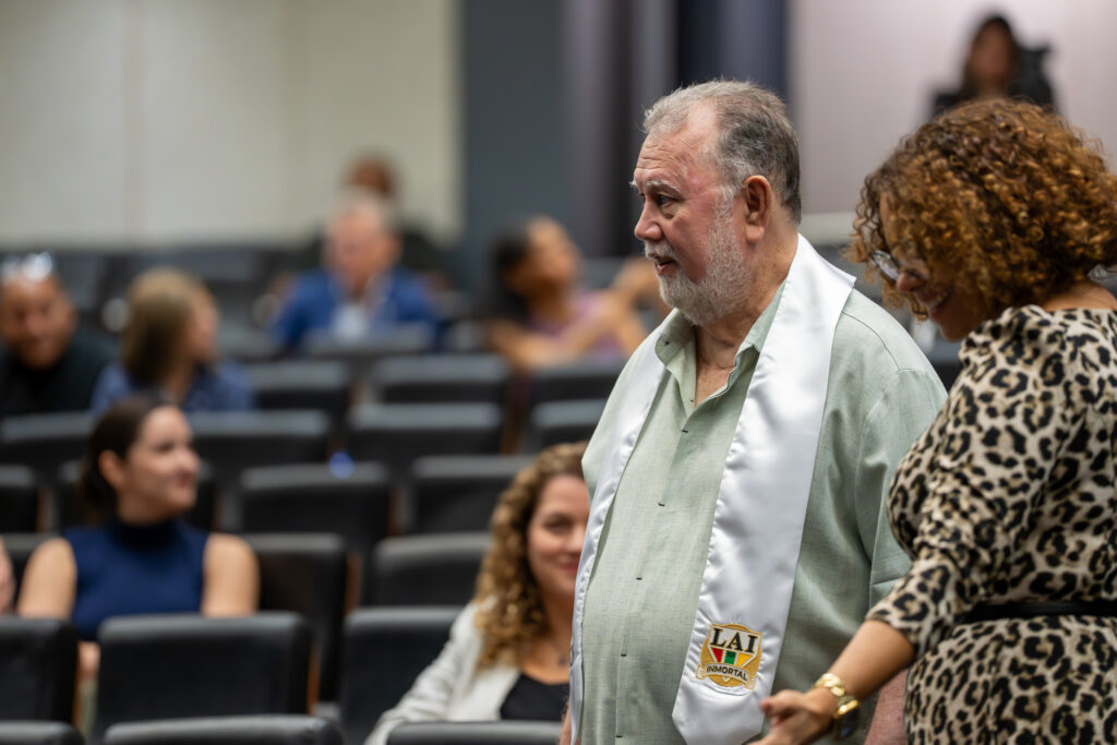 el historiador y periodista carlos uriarte tuvo el honor de representar al egredado de la upr rp y fallecido deportista juan juarbe juarbe. (dario rodríguez)