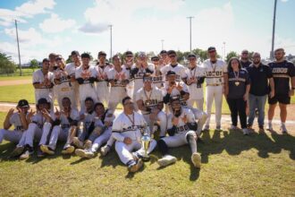 los lobos de la upr de arecibo ganadores del tercer lugar de béisbol.jpeg (camara en mano : luis ortiz)