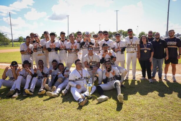 los lobos de la upr de arecibo ganadores del tercer lugar de béisbol.jpeg (camara en mano : luis ortiz)
