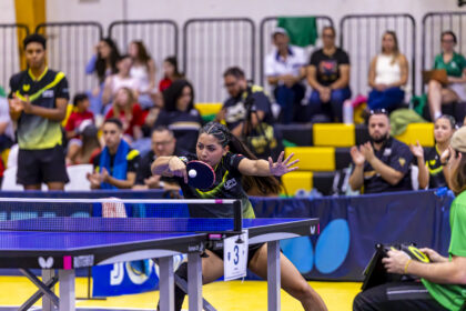 a pesar de su dolor, los lobos y las lobas de la upr de arecibo clasificaron a la semifinal del tenis de mesa. (lai)