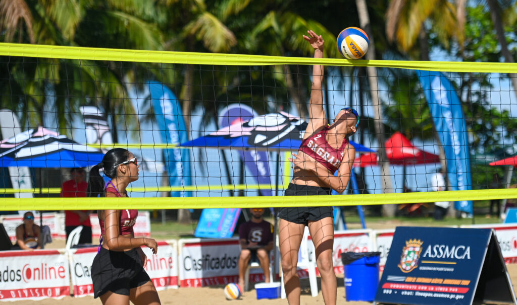 catorce parejas ya están aseguradas en los octavos de final del torneo de voleibol de playa del festival deportivo de la lai. (luis f minguela lai) 2