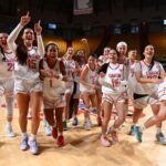 celebración en el batey. las taínas de la uagm ganan su primera medalla en el baloncesto femenino como institución unificada desde el 2019..jpeg (jorge colón lai)