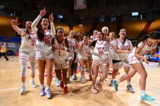 celebración en el batey. las taínas de la uagm ganan su primera medalla en el baloncesto femenino como institución unificada desde el 2019..jpeg (jorge colón lai)