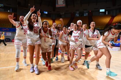 celebración en el batey. las taínas de la uagm ganan su primera medalla en el baloncesto femenino como institución unificada desde el 2019..jpeg (jorge colón lai)