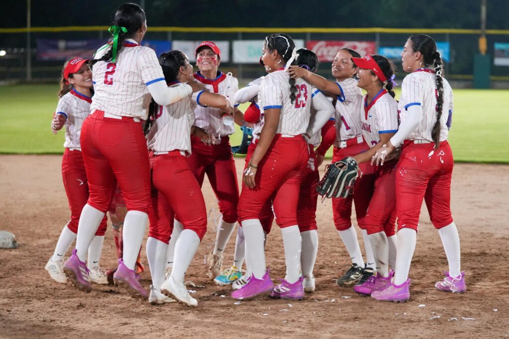 celebran las taínas de la uagm su campeonato.jpeg (luis ortiz lai)