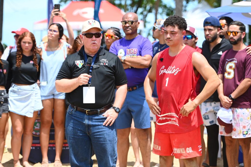 el comisionado de la lai, jorge o. sosa, presenta a manuel rivera estudiante atleta de la upr de río piedras.jpeg (jorge colón lai)