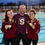 el director atlético de sagrado rafa colón junto a dos de sus atletas que buscan recuperar el campeonato de las justas de natación.jpeg (jorge colón)