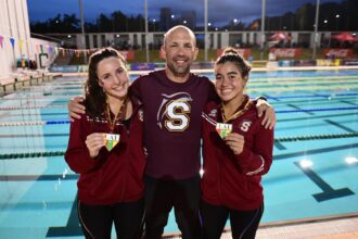 el director atlético de sagrado rafa colón junto a dos de sus atletas que buscan recuperar el campeonato de las justas de natación.jpeg (jorge colón)