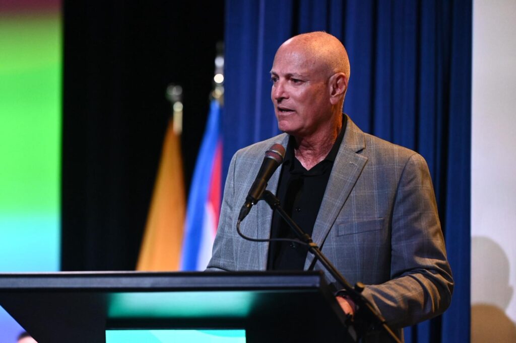 el egresado de la universidad de puerto rico (upr) de mayagüez y olímpico por salto de longitud, reinaldo “ray” quiñones vázquez (jorge colón lai)