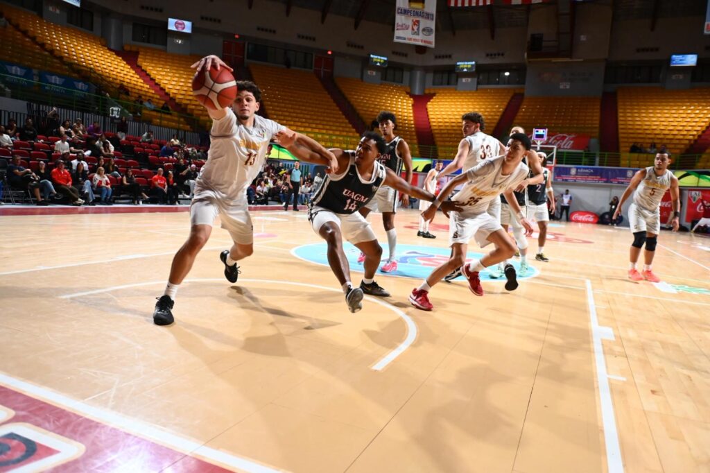 el partido tuvo a los fanáticos al filo de los asientos.jpeg (jorge colón lai)