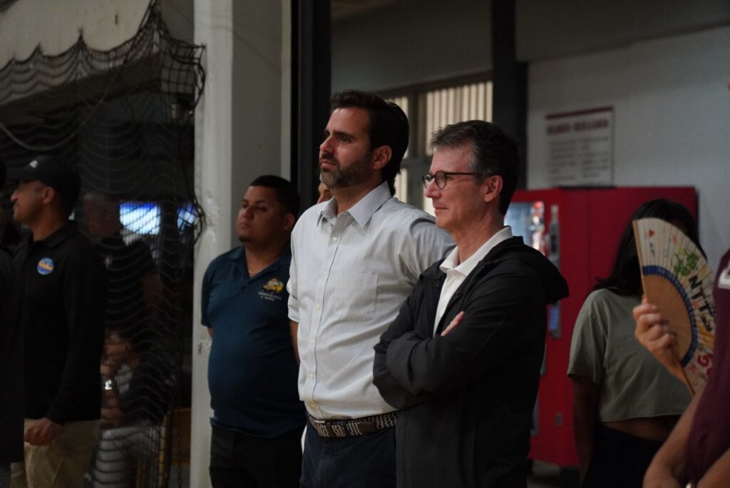 el presidente de la usc, gilberto marsuaxh viendo el partido de sus delfines de la usc. (roberto j. rivera guzmán para la lai)