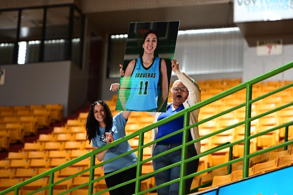 familiares de abeliz rodriguez la animan desde las gradas. ella fue la baloncelista con más puntos anotados en la victoria.jpeg (jorge colón lai)