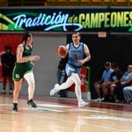 franchesca torres flota llevando el balón en el partido contra las juanas de la upr de mayagüez.jpeg (jorge colón lai)