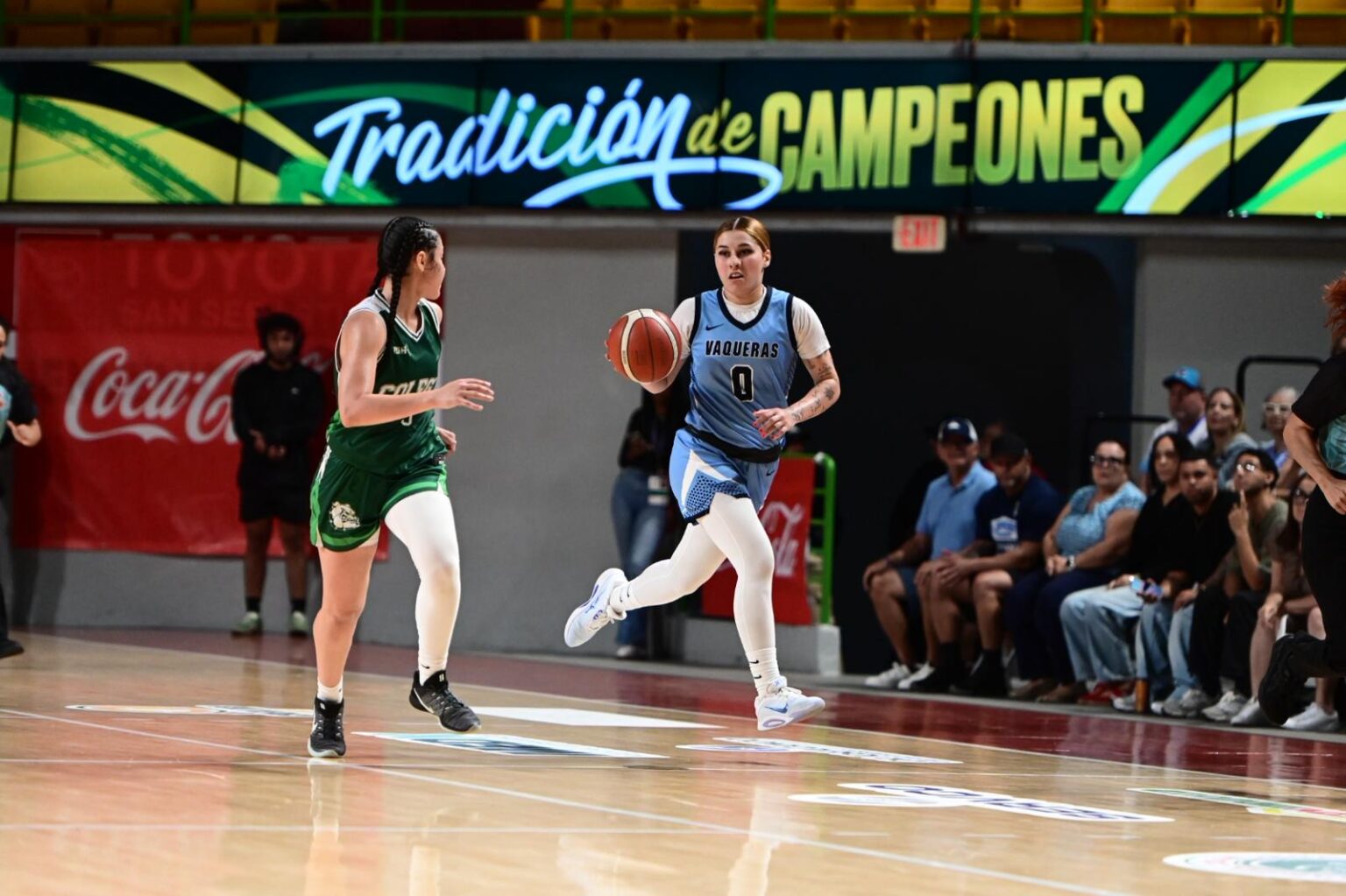 franchesca torres flota llevando el balón en el partido contra las juanas de la upr de mayagüez.jpeg (jorge colón lai)