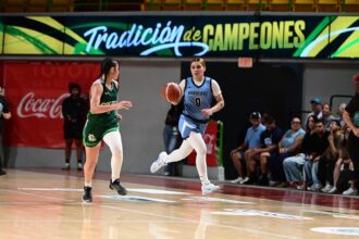 franchesca torres flota llevando el balón en el partido contra las juanas de la upr de mayagüez.jpeg (jorge colón lai)