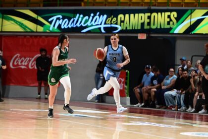 franchesca torres flota llevando el balón en el partido contra las juanas de la upr de mayagüez.jpeg (jorge colón lai)