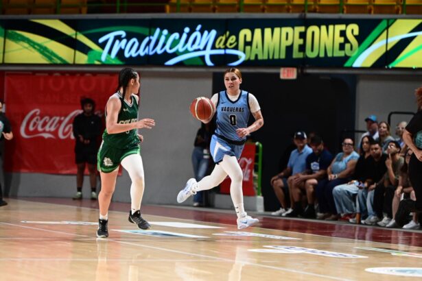 franchesca torres flota llevando el balón en el partido contra las juanas de la upr de mayagüez.jpeg (jorge colón lai)