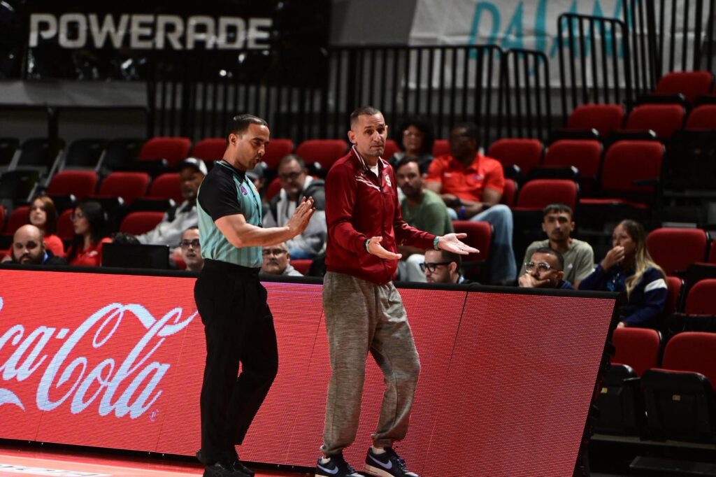 guayito santiago reclama en el patido donde los delfines pierden en tiempo extra con los taínos de la uagm.jpeg (jorge colón lai)