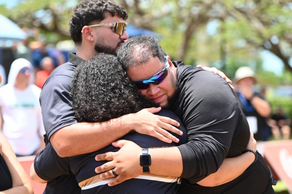 intregrantes del equipo de la upr de arecibo se abrazan en el tributo a axel román dorta. (jorge colón lai) jpeg