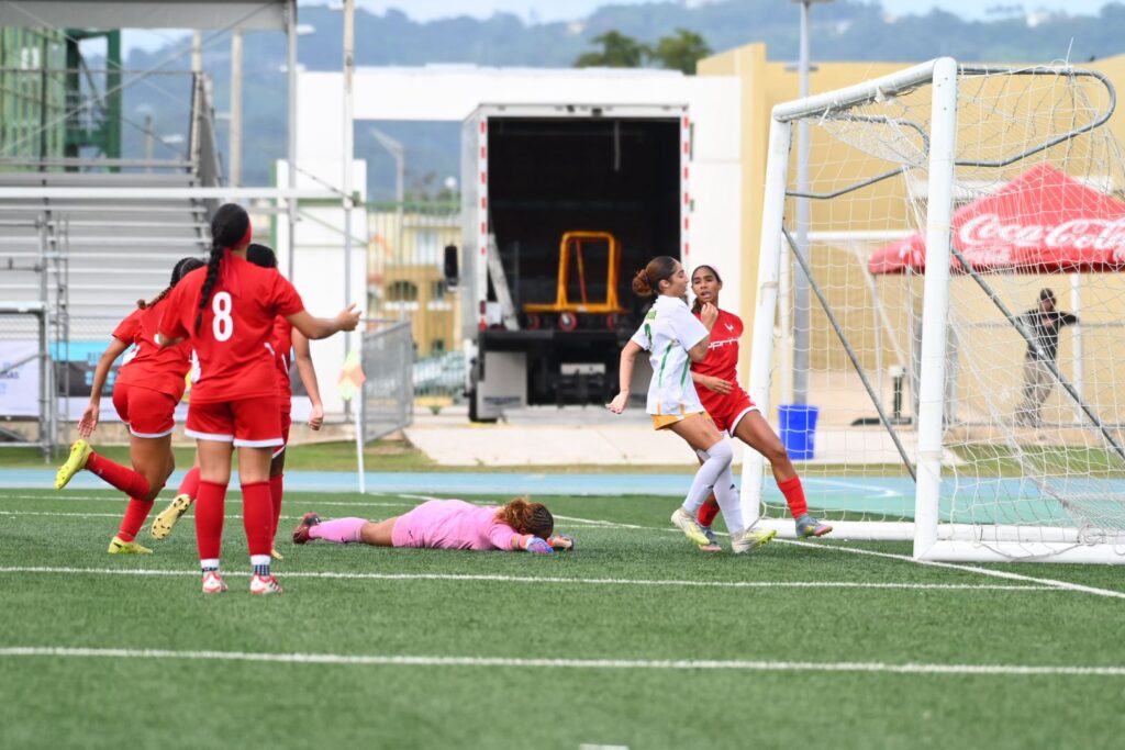 karish rivera en el momento que conectó el gol de la victoria tigresa.jpeg (jorge colón lai)