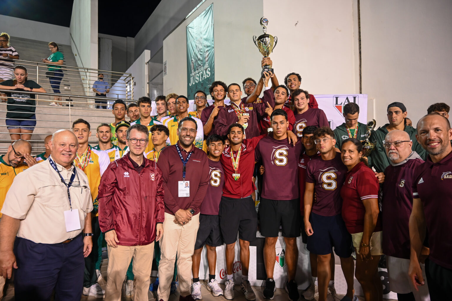 la noche fue de los delfines de la usc por ganar el campeonato dramáticamente.jpg (luis f. minguela lai)