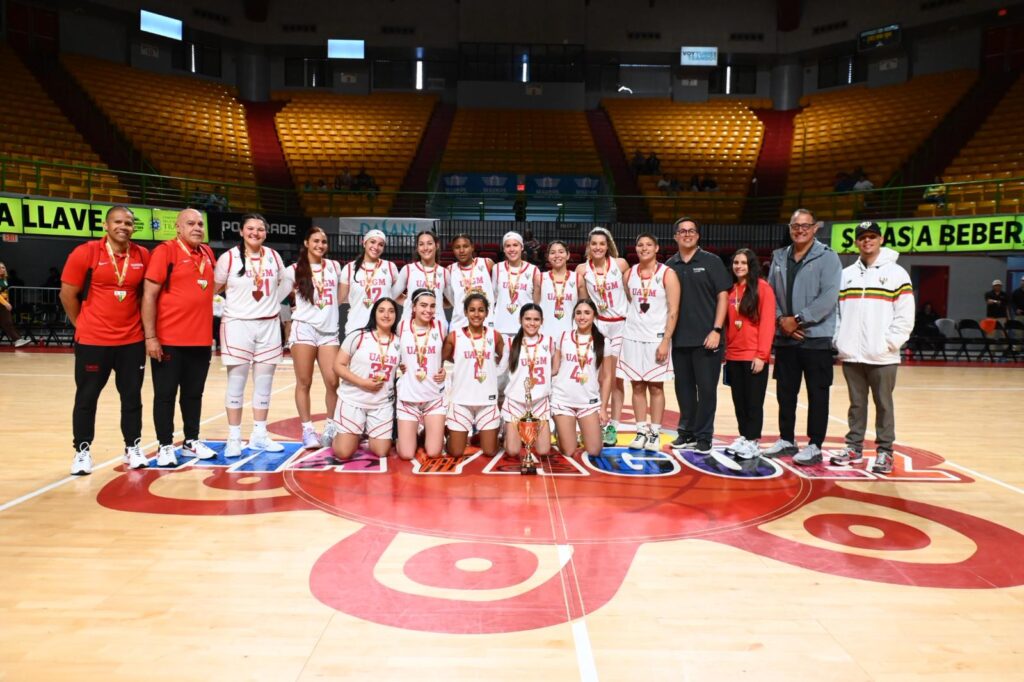 la primera medalla para el equipo de las taínas de la uagm como institución unificada en el deporte de baloncesto.jpeg (jorge colón lai)