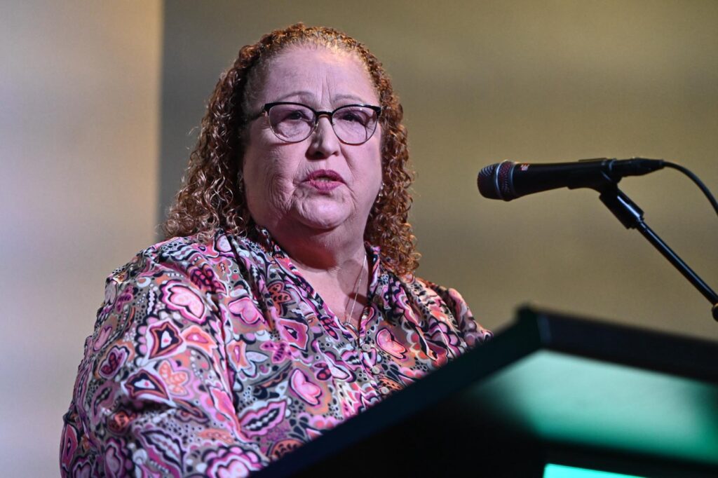 la profesora marta gonzález torres primera mujer en dirigir sóftbol femenino en la católica. (jorge colón lai)