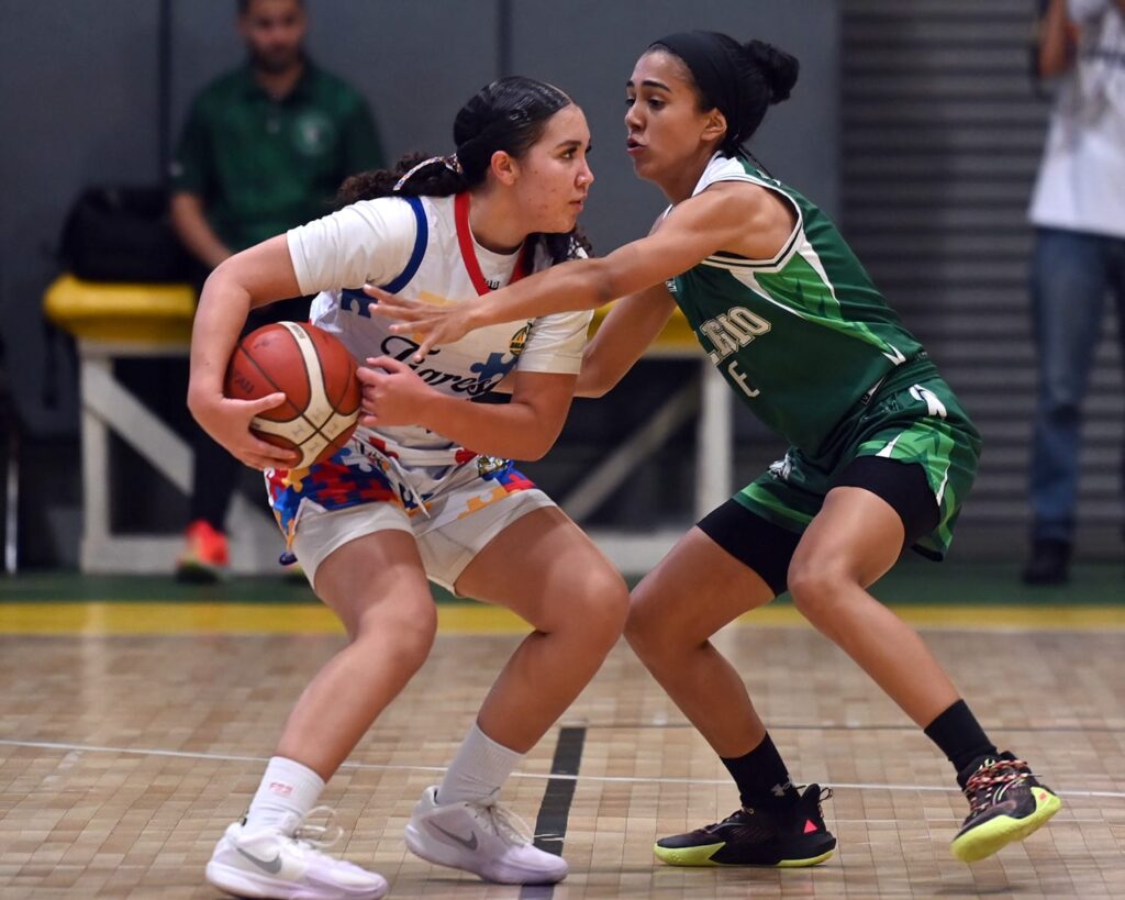 la uipr (con su uniforme del día del autismo) quedó en la cuarta posición, mientras las subcampeonas de la upr mayagüez están en tercer lugar. (luis f. minguela lai)