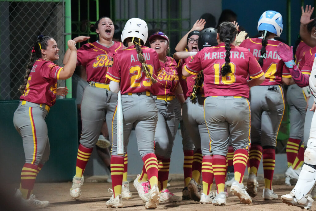 las búhas de la upr de humacao celebran en el parque hermes acevedo en mayagüez. (luis ortiz lai)