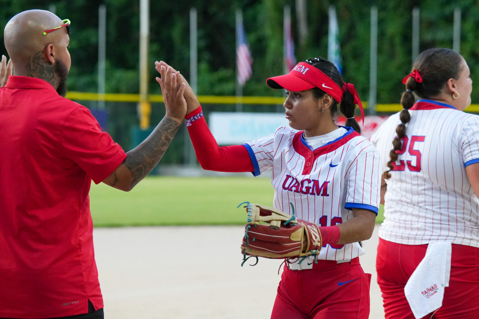 las campeonas defensoras taínas de la uagm gananron el primer partido de la serie final de sóftbol femenino. (luis ortiz lai)