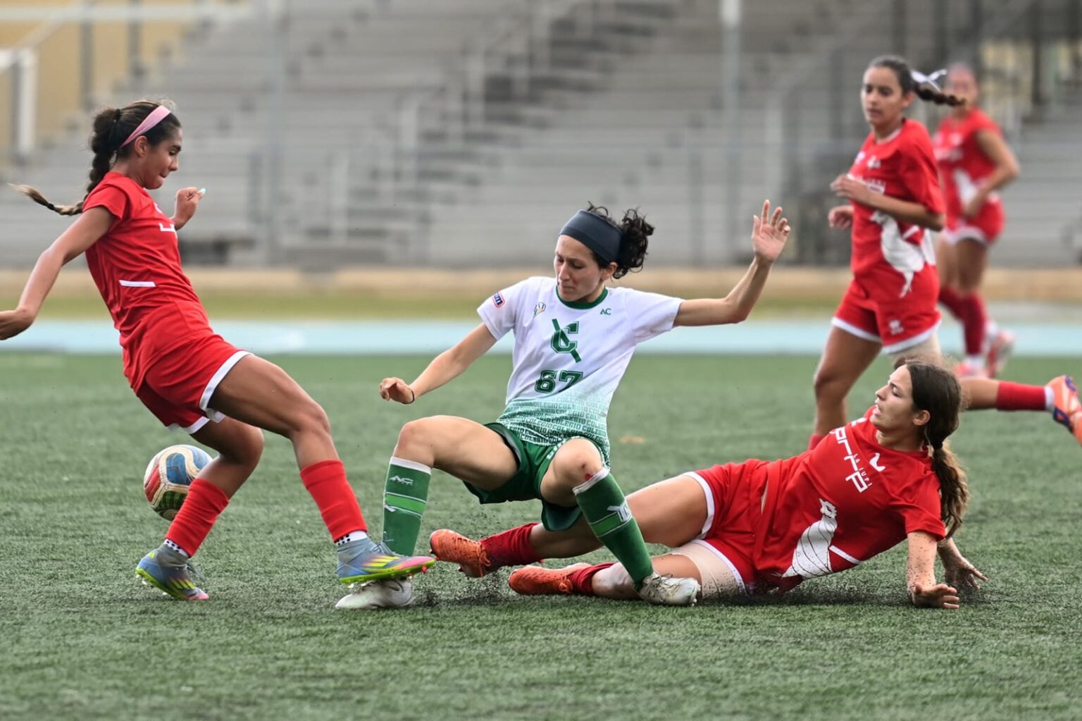las campeonas juanas de la upr de mayagüez tienen la serie semifinal a su favor 3 1. (luis f. minguela lai)