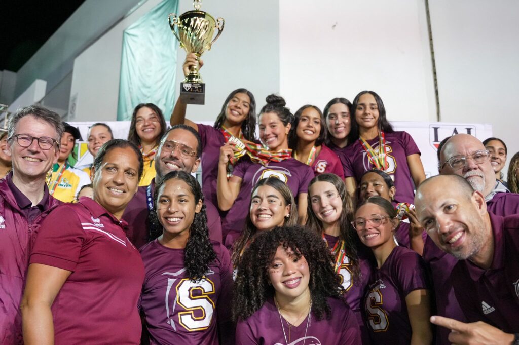 las delfinas regresaron a lo alto del podio con una gran demostración de alto rendimiento.jpeg (luis ortiz lai)