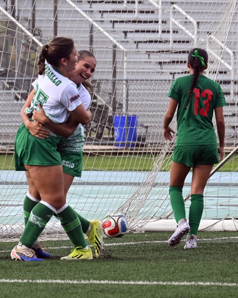 las juanas de la upr de mayagüez celebran la victoria sobre la upr de cayey.jpeg (luis f. minguela)
